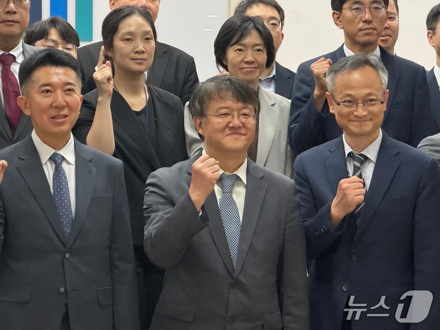 본문 이미지 - 김태훈 신임 서울남부지검장(가운데)이 4일 서울 양천구 청사에서 열린 취임식에 참석한 모습.2025.7.4/뉴스1 ⓒ News1 권준언 기자