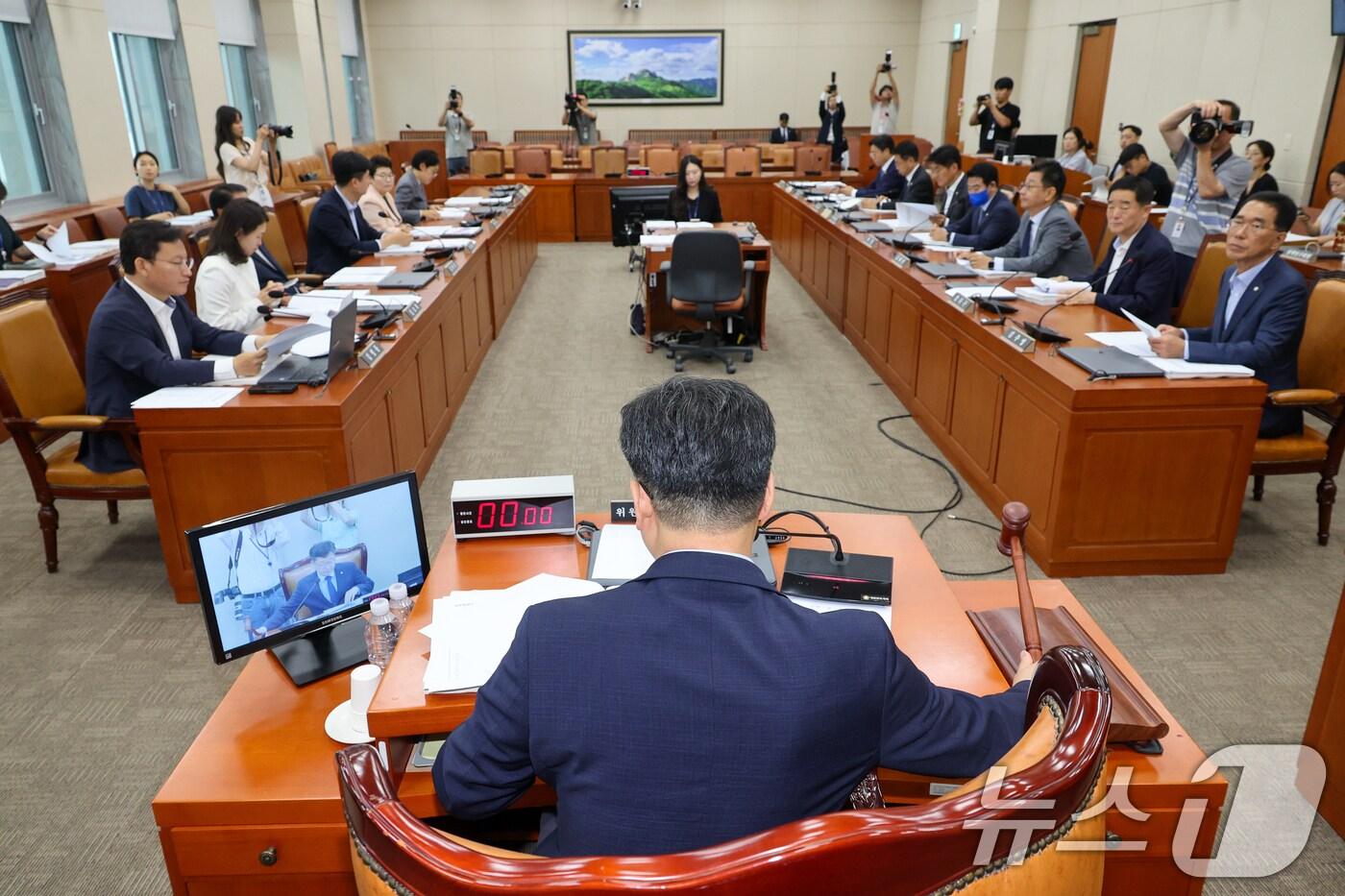 안호영 국회 환경노동위원회 위원장이 4일 오전 서울 여의도 국회에서 열린 제426회국회(임시회) 제3차 전체회의에서 의사봉을 두드리고 있다. 2025.7.4/뉴스1 ⓒ News1 안은나 기자