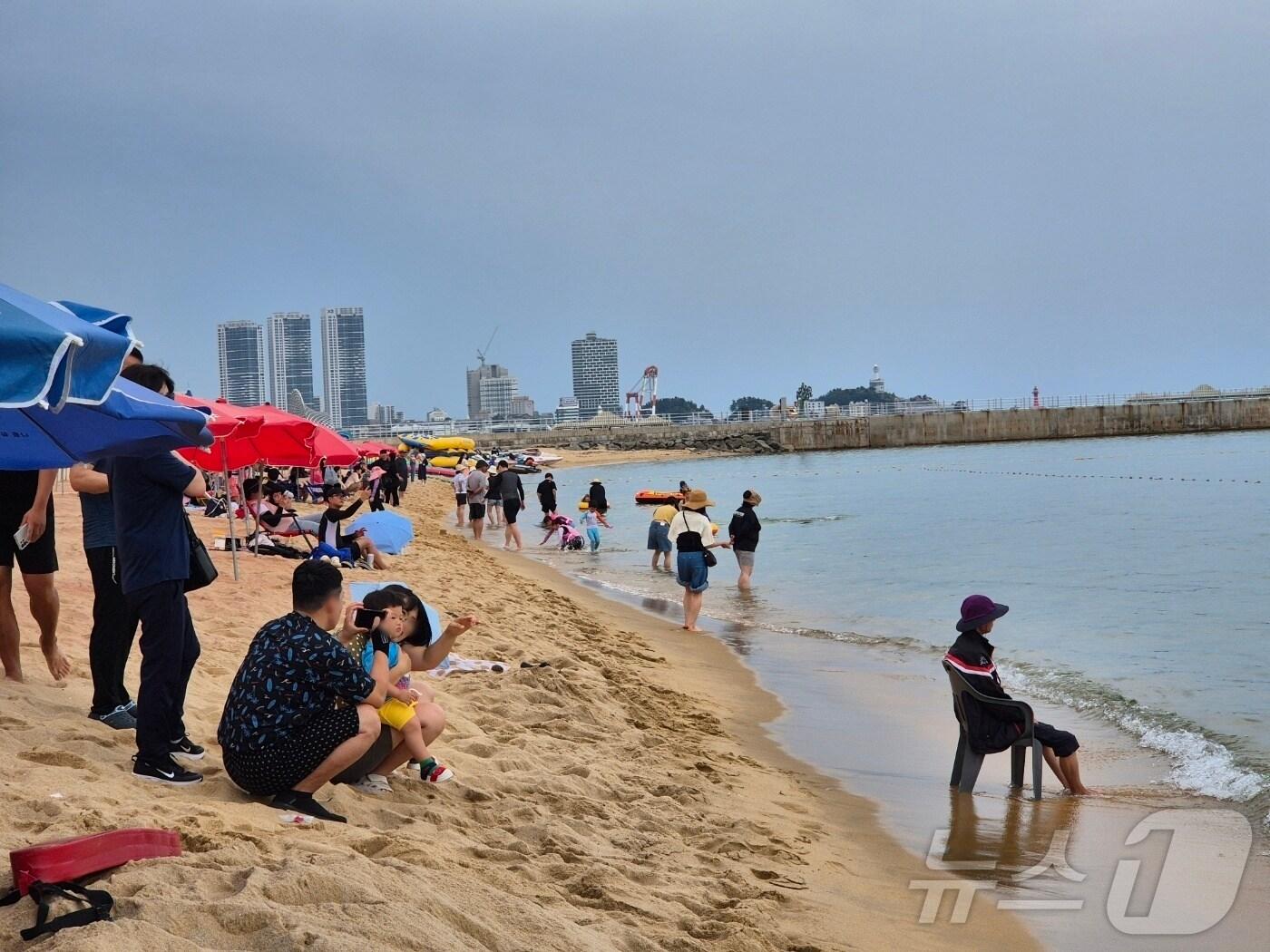본문 이미지 - 강원 속초해수욕장에 피서객들이 모여들고 있다. &#40;자료사진&#41;/뉴스1 DB