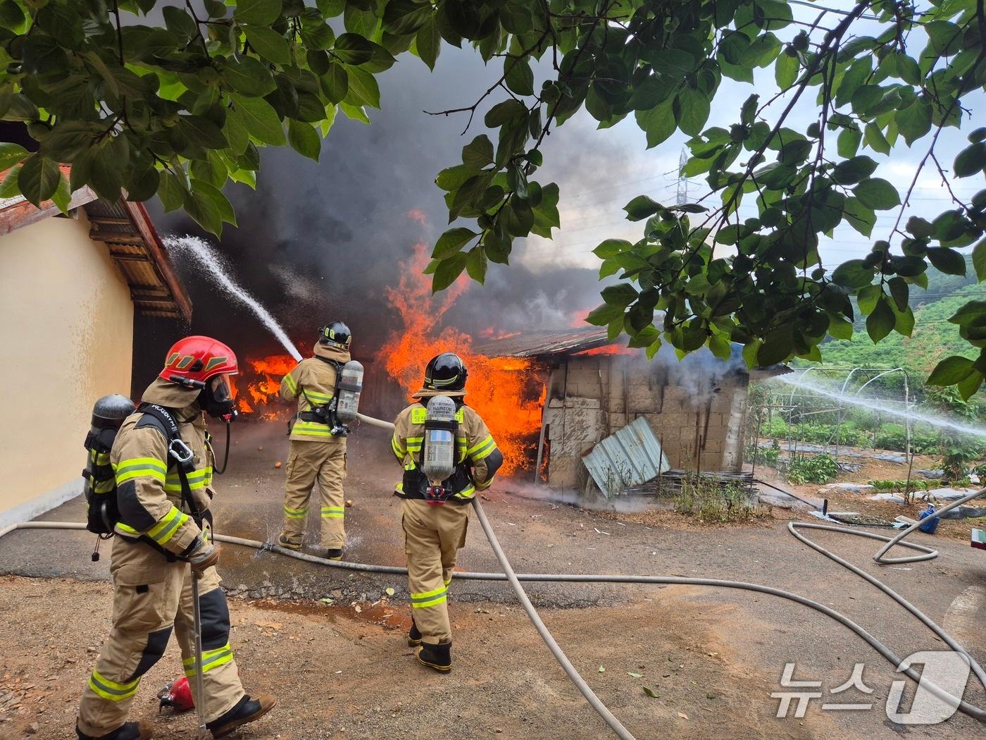 본문 이미지 -  당진 정미면 천의리 차고 화재 현장. (당진소방서 제공, 재판매 및 DB금지) / 뉴스1