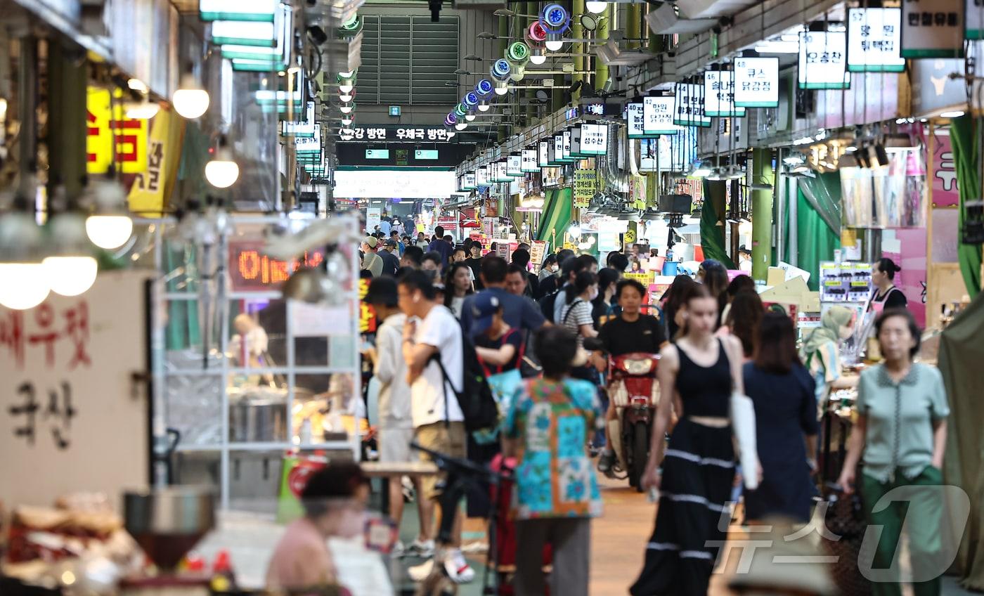 국회가 2차 추가경정예산안을 처리 예정인 4일 서울 마포구 망원시장에서 시민들이 장을 보고있다.  2025.7.4/뉴스1 ⓒ News1 김도우 기자