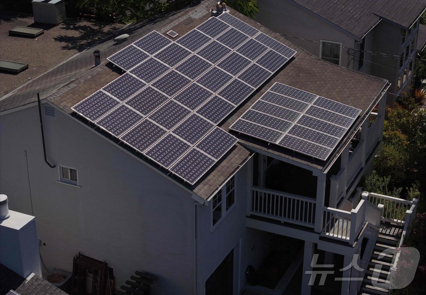 올해 6월 3일&#40;현지시간&#41; 미 캘리포니아주 산 라파엘의 한 주택 지붕에 태양광 패널이 설치되어 있는 모습. ⓒ AFP=뉴스1 ⓒ News1 류정민 특파원