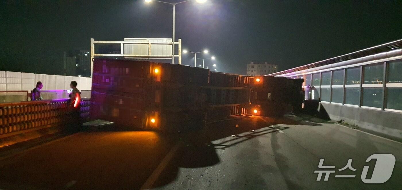 4일 오전 부산 사상구 중앙고속도로 교통사고 현장.(사상경찰서 제공. 재판매 및 DB 금지)