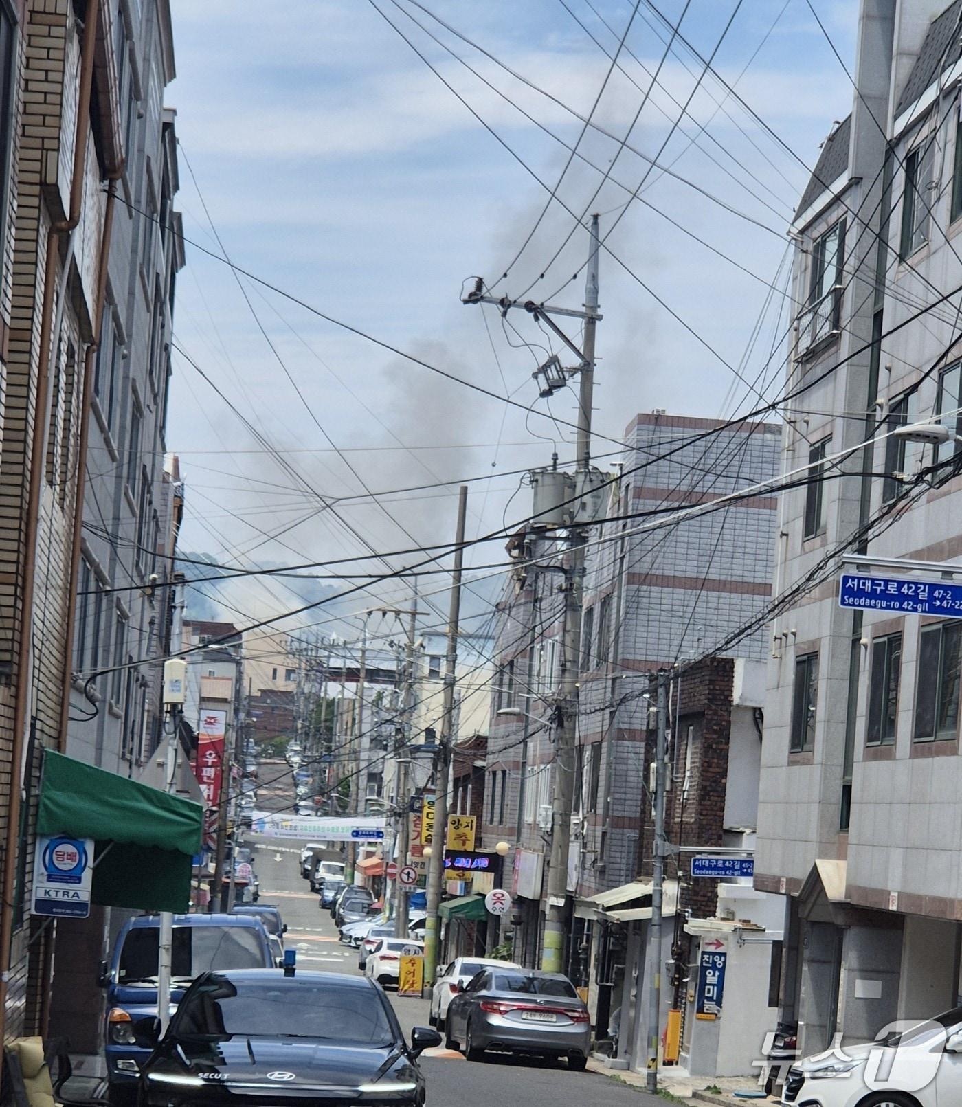 본문 이미지 - 4일 오전 11시26분쯤 대구 서구 이현동의 한 물류창고에서 불이 나 소방당국이 1시간 여 만에 진화했다.(독자 제공.재판매 및 DB금지)