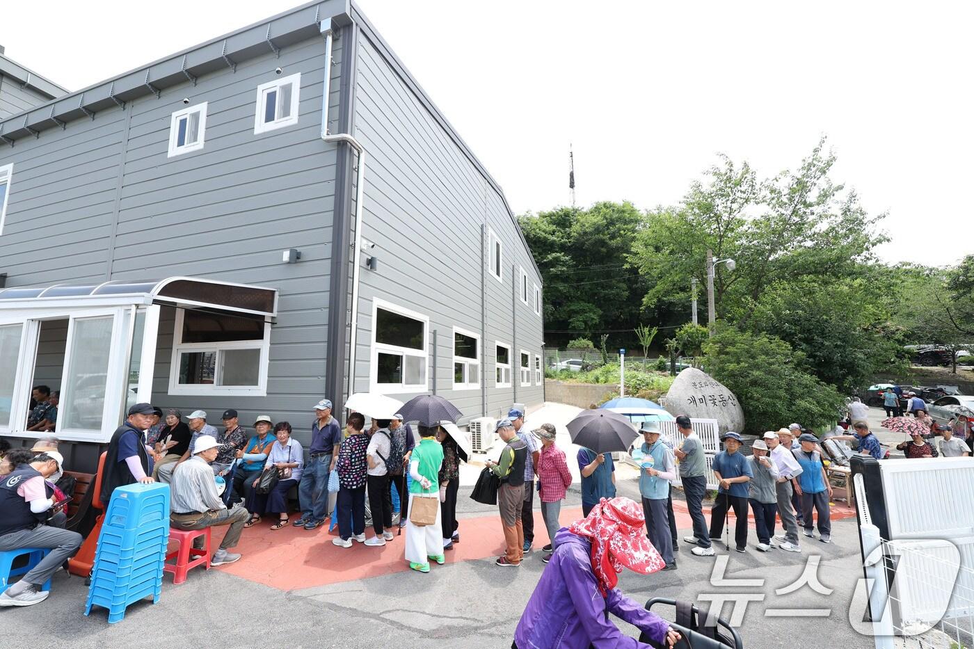 폭염이 이어지고 있는 4일 오전 광주 남구 서동에 있는 무료급식소를 찾은 어르신들이 대기하고 있다. 2025.7.4/뉴스1 ⓒ News1 박지현 기자