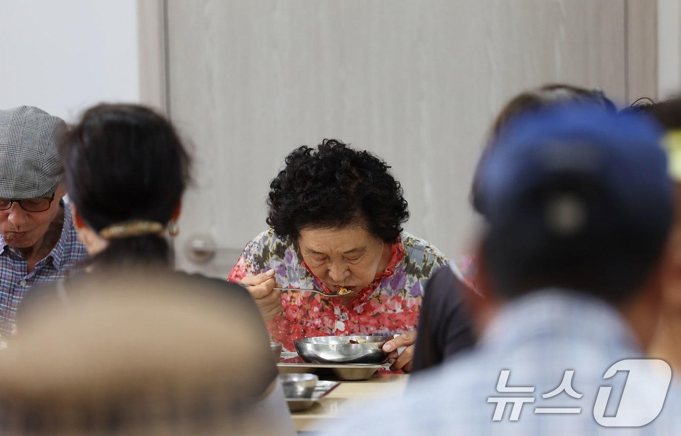 폭염이 이어지고 있는 4일 오전 광주 남구 서동에 있는 무료급식소를 찾은 어르신들이 식사하고 있다. (사진은 기사 내용과 무관함) / 뉴스1 ⓒ News1 2025.7.4/뉴스1 ⓒ News1 박지현 기자