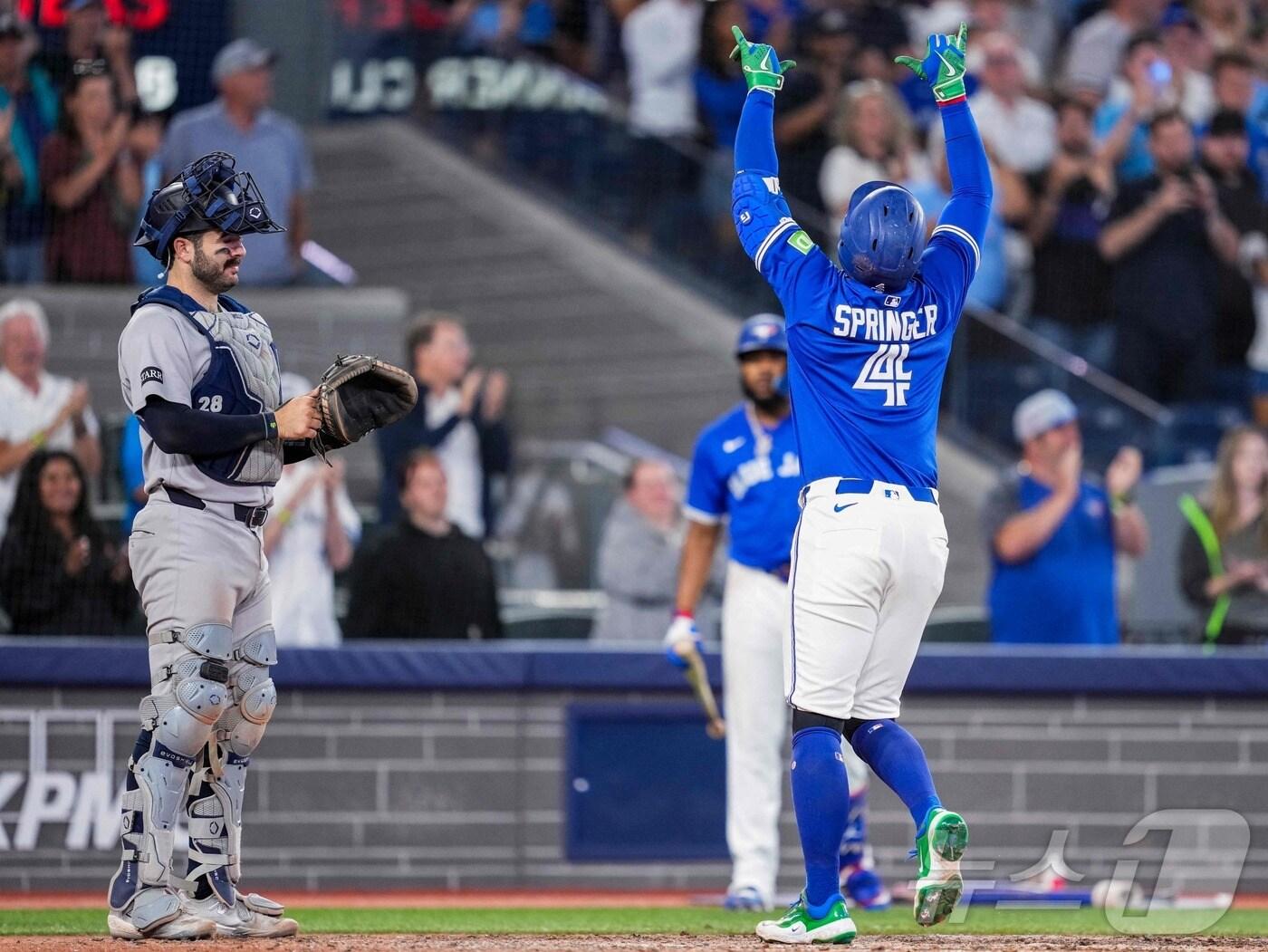 본문 이미지 - 토론토 블루제이스는 4일(한국시간) 열린 2025 메이저리그 뉴욕 양키스와 홈 경기에서 8-5로 승리했다. ⓒ AFP=뉴스1