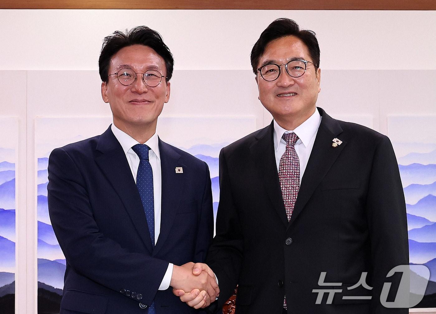 본문 이미지 - 김민석 신임 국무총리가 4일 서울 여의도 국회 의장 집무실에서 우원식 국회의장을 예방하고 있다. 2025.7.4/뉴스1 ⓒ News1 박지혜 기자