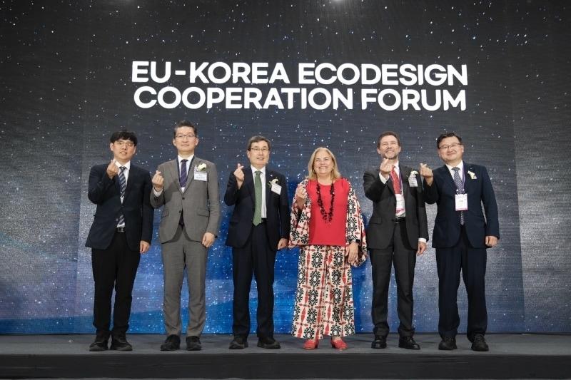 본문 이미지 - 지난 7월 2~3일 한-EU 에코디자인 협력 포럼이 마곡 코엑스에서 진행됐다. &#40;왼쪽부터 이상필 산업통상자원부 산업환경과 사무관, 이상은 산업통상자원부 산업환경과 과장, 이상목 한국생산기술연구원장, 마리아 카스티요 페르난데즈 주한 유럽연합 대사, 피에르 앙리 유럽연합 집행위원회 환경총국 지속가능제품 담당 부국장, 조영준 대한상공회의소 지속가능경영원장&#41; / 사진=한-EU 그린 파트너십 프로그램 제공