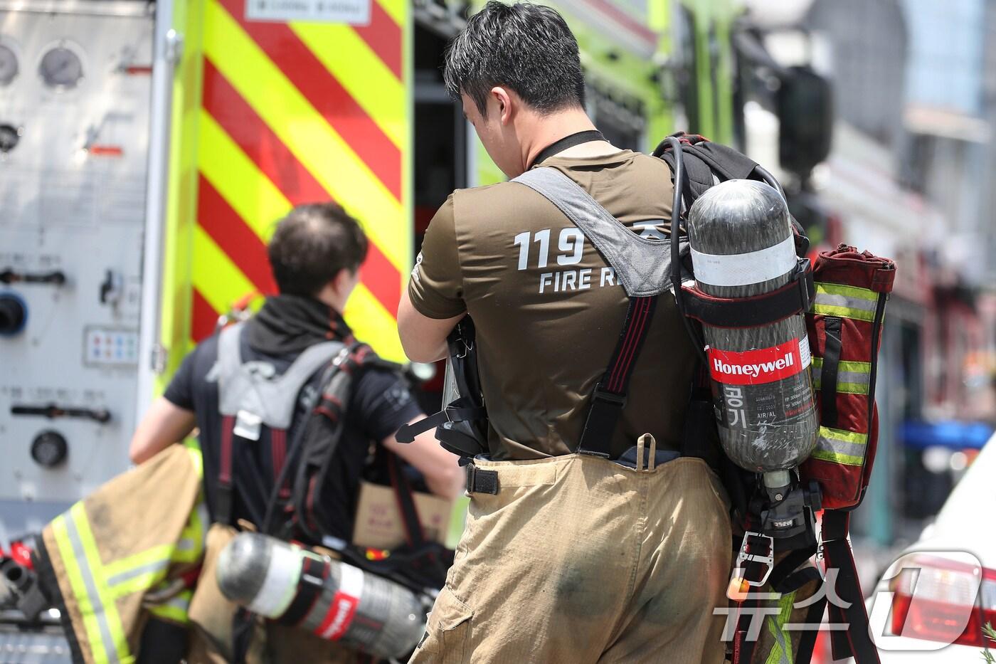 여름철 진화 작업 나서는 소방관 모습 2025.7.4/뉴스1 ⓒ News1 공정식 기자