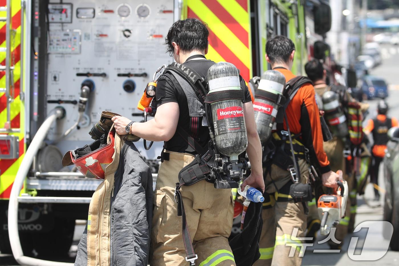 4일 오후 대구 서구 이현동 물류창고 화재 현장에서 진화를 마친 소방관들이 땀에 흠뻑 젖은 채 장비를 챙겨 돌아가고 있다. 2025.7.4/뉴스1 ⓒ News1 공정식 기자