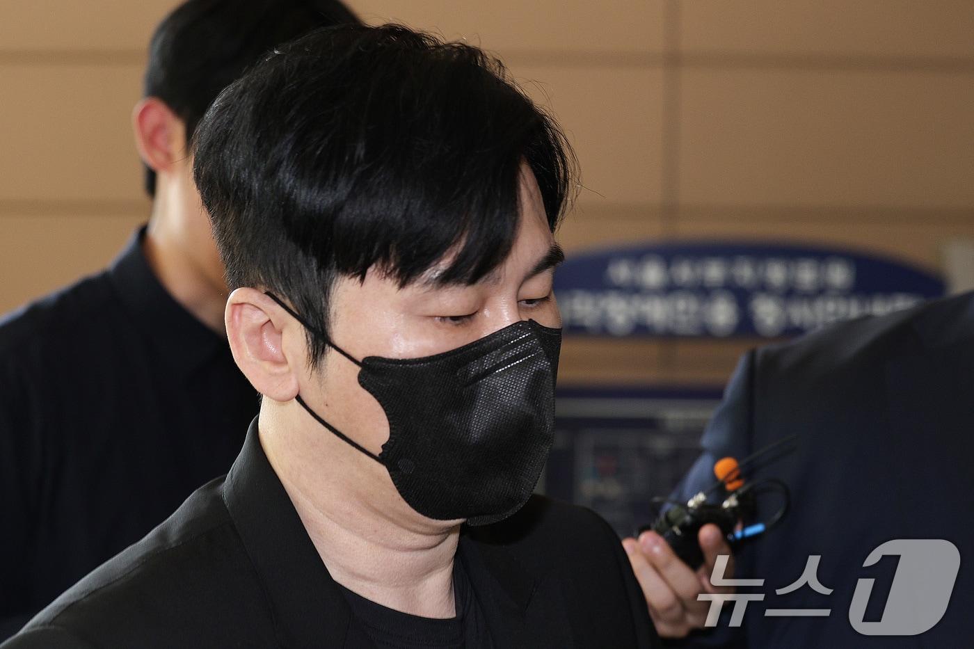 양현석 YG엔터테인먼트 총괄 프로듀서가 4일 오후 서울 마포구 서부지방법원에서 열린 관세법 위반 혐의 공판에 출석하고 있다. 양현석은 2014년 싱가포르에서 스위스 고가 명품 시계 2개를 업체로부터 받아 세관에 신고하지 않고 국내에 반입한 혐의를 받는다. 2025.7.4/뉴스1 ⓒ News1 신웅수 기자