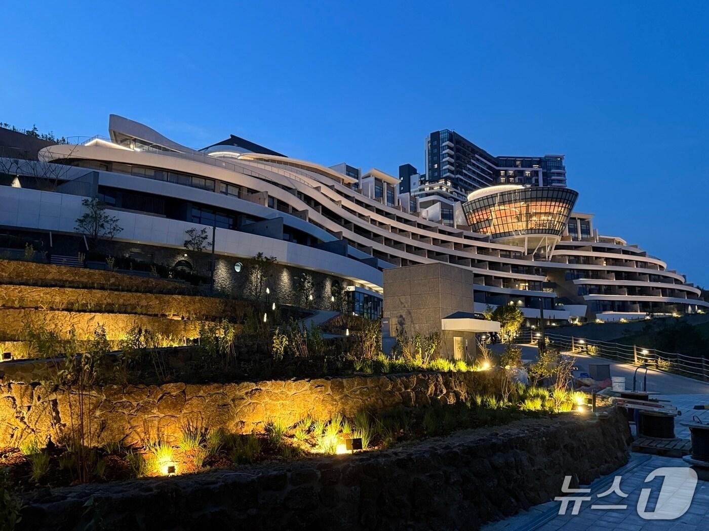 본문 이미지 - 쏠비치남해 야간 전경.ⓒ 뉴스1 김형준 기자