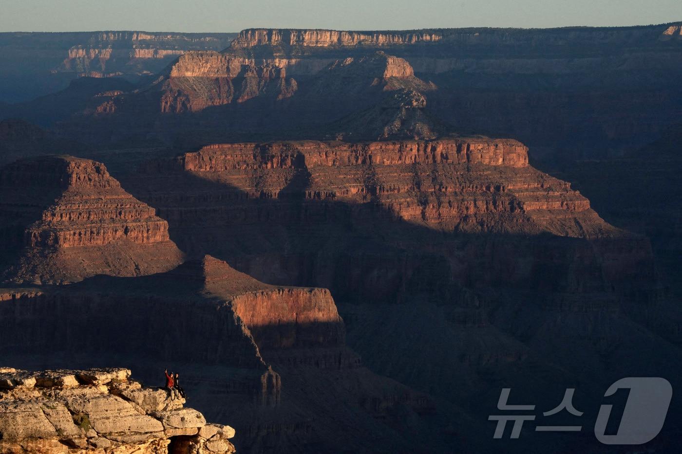 5월 16일&#40;현지 시간&#41; 미국 애리조나주 투사얀 인근 그랜드캐니언 국립공원에서 관광객들이 휴대전화로 사진을 찍고 있다. 2025.05.16. ⓒ 로이터=뉴스1 ⓒ News1 윤다정 기자