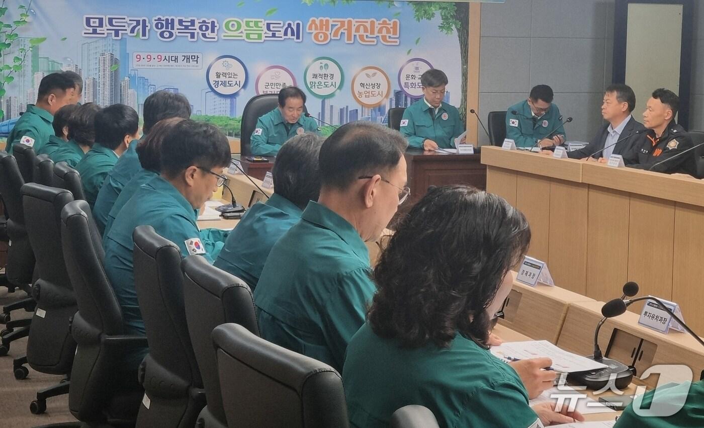 진천군이 폭염 피해 예방 긴급회의를 진행하고 있다.&#40;진천군 제공, 재판매 및 DB금지&#41;/뉴스1