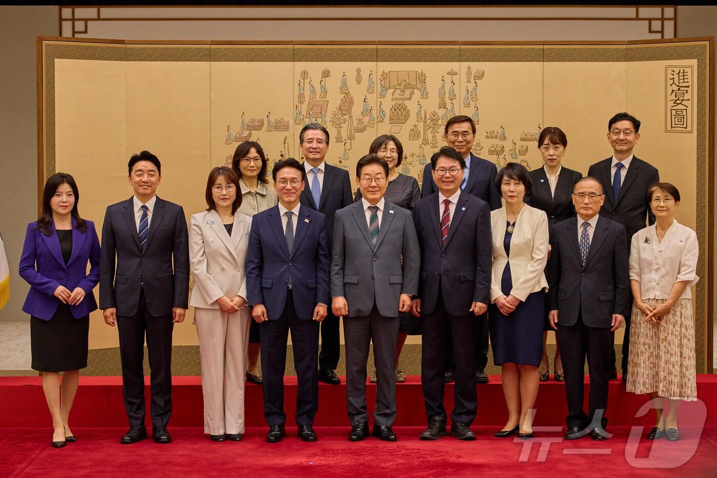 이재명 대통령이 지난달 4일 서울 용산 대통령실 청사에서 열린 임명장 수여식에서 김민석 총리 부부 등 참석자들과 기념촬영을 하고 있다. &#40;대통령실 제공. 재판매 및 DB 금지&#41; 2025.7.4/뉴스1 ⓒ News1 이재명 기자