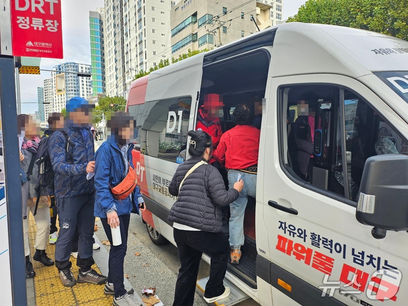 본문 이미지 - 대구교통공사는 4일 동구 신서동 혁신도시 수요응답형 교통&#40;DRT&#41; 운행 체계를 개선했다고 밝혔다. 사진은 DRT를 이용하는 시민들. &#40;대구교통공사 제공. 재판매 및 DB 금지&#41;/뉴스1