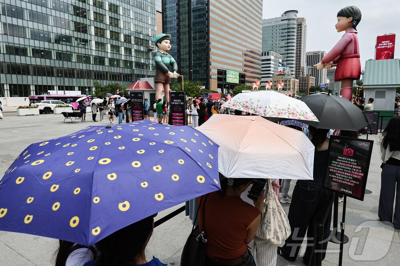 양산을 쓴 시민들(사진은 기사 내용과 무관함) / 뉴스1 ⓒ News1