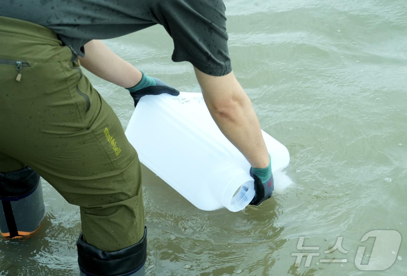  강화도에서 한국원자력안전기술원 전문가가 시료 채취하고 있는 모습. (원자력안전위원회 제공, 재판매 및 DB금지) /뉴스1