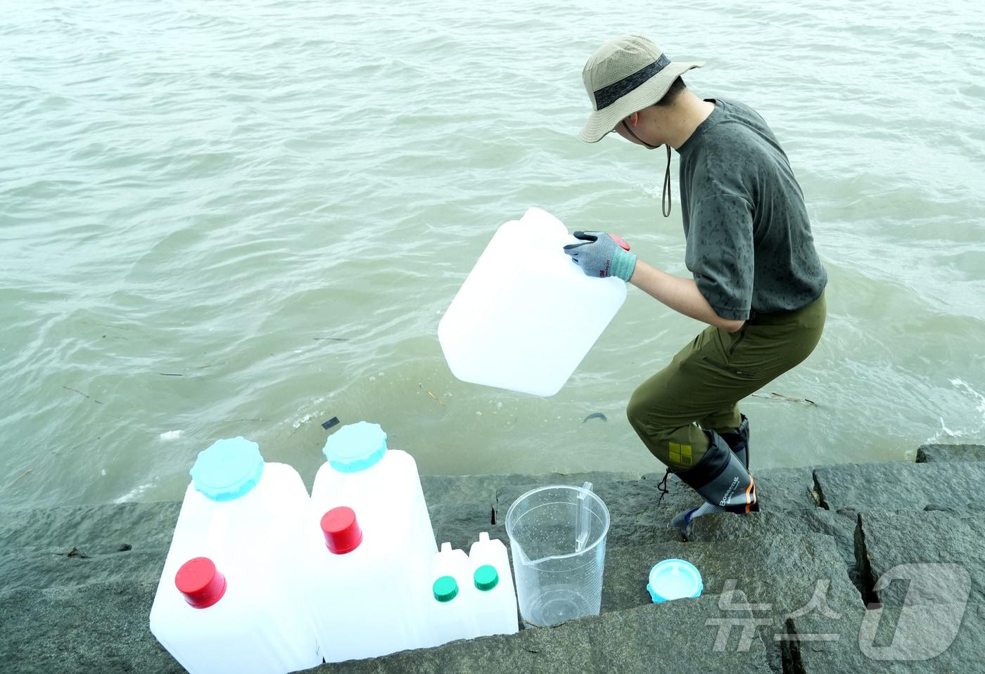   강화도에서 한국원자력안전기술원 전문가가 시료 채취하고 있는 모습. (원자력안전위원회 제공, 재판매 및 DB금지) 2025.7.4/뉴스1