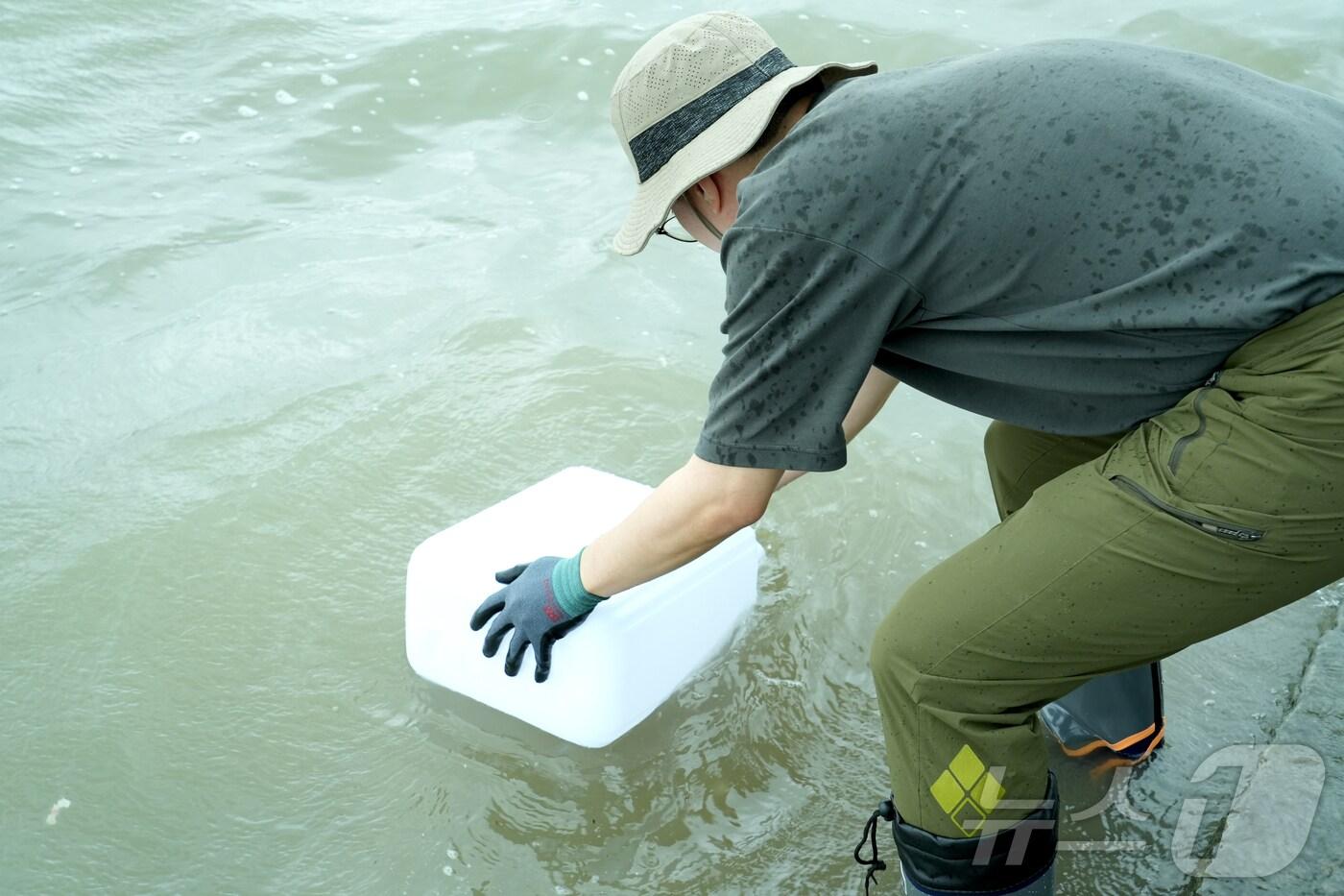 원자력안전위원회가 지난 7월 북한 평산 우라늄 정련공장 폐수 문제와 관련해 시료 채취를 위해 한국원자력안전기술원&#40;KINS&#41; 전문가를 강화도 현장에 파견한 모습. &#40;원자력안전위원회 제공, 재판매 및 DB금지&#41;/뉴스1