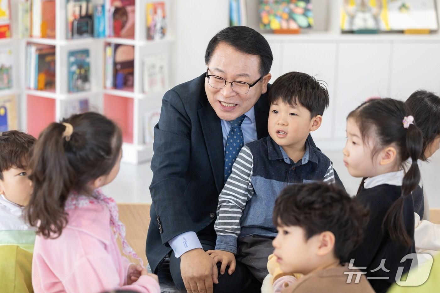 정헌율 익산시장이 아이들 사이에 앉아 이야기를 나누고 있다.(익산시 제공. 재판매 및 DB금지)