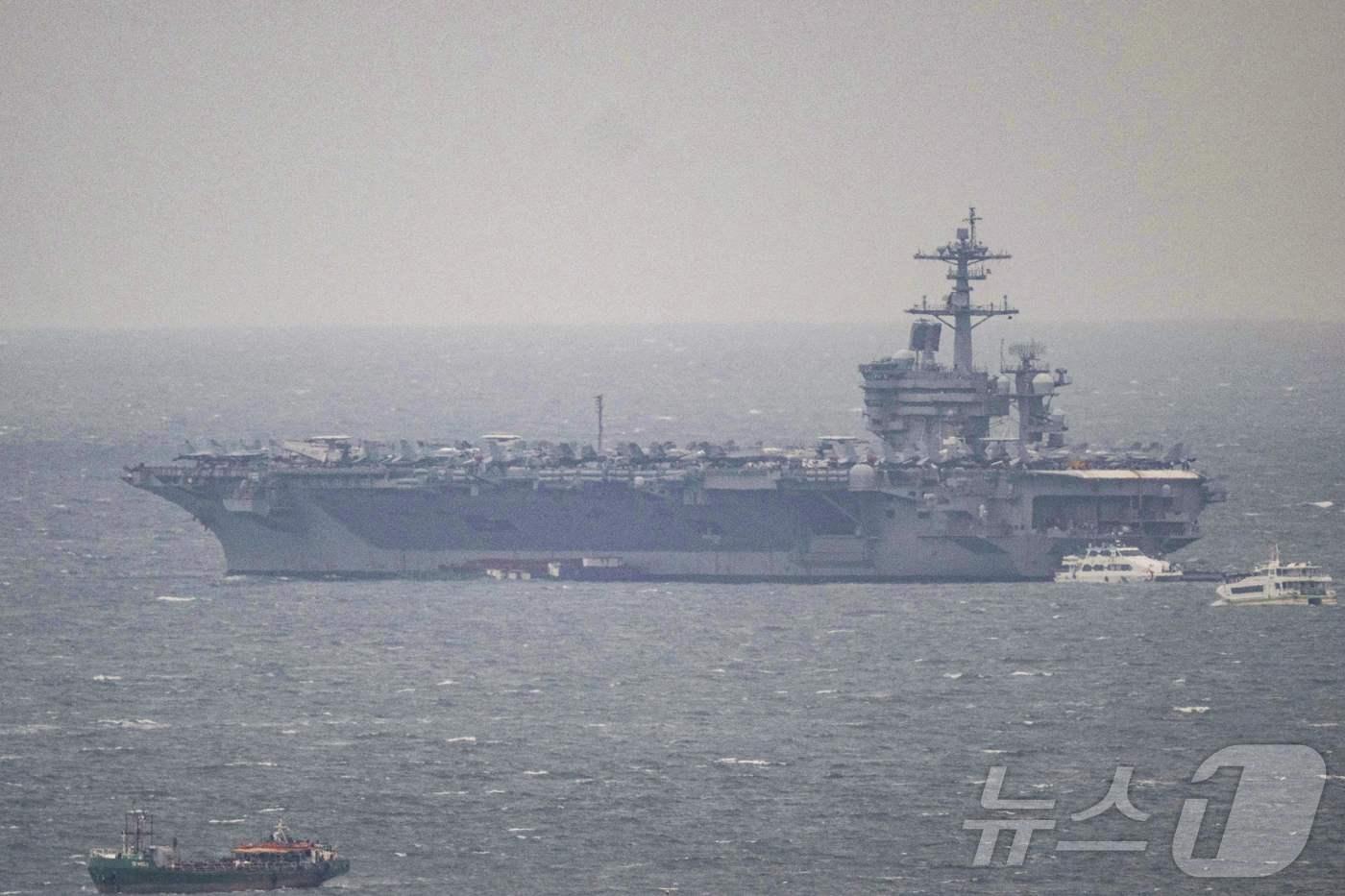 3일&#40;현지시간&#41; 미국의 핵추진 항공모함 조지워싱턴호가 필리핀 마닐라만에 도착한 모습. 2025.07.03 ⓒ AFP=뉴스1 ⓒ News1 김지완 기자