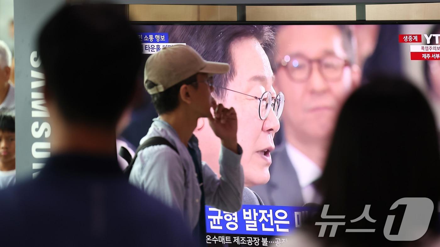 본문 이미지 - 서울 중구 서울역 대합실에서 시민들이 이재명 대통령의 충청 지역 타운홀 미팅 생중계를 시청하고 있다. (자료사진) ⓒ 뉴스1 장수영 기자