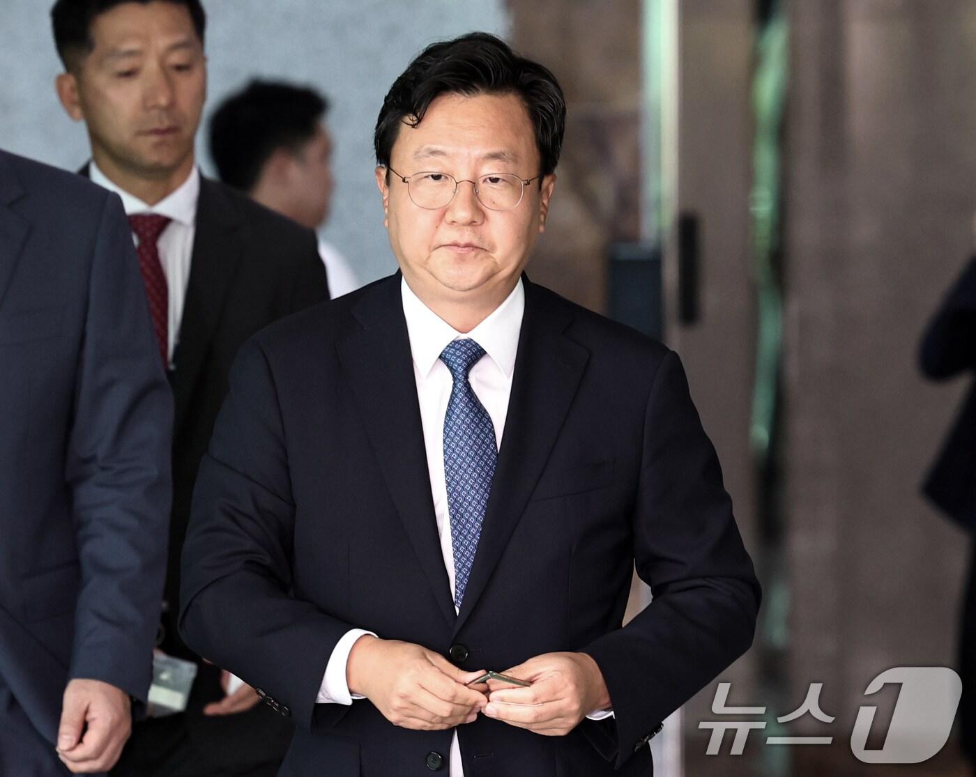 본문 이미지 - 정진우 신임 서울중앙지검장이 4일 오후 박세현 서울고검장과 면담을 마친 뒤 서초구 서울고등검찰청을 나서고 있다. 2025.7.4/뉴스1 ⓒ News1 구윤성 기자