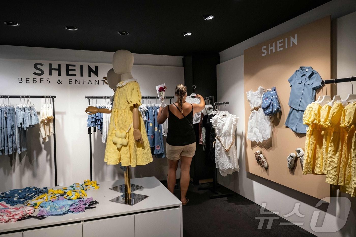 프랑스 디죵의 한 쉬인 매장에서 고객이 옷을 살펴보고 있다. 2025.06.26. ⓒ AFP=뉴스1 