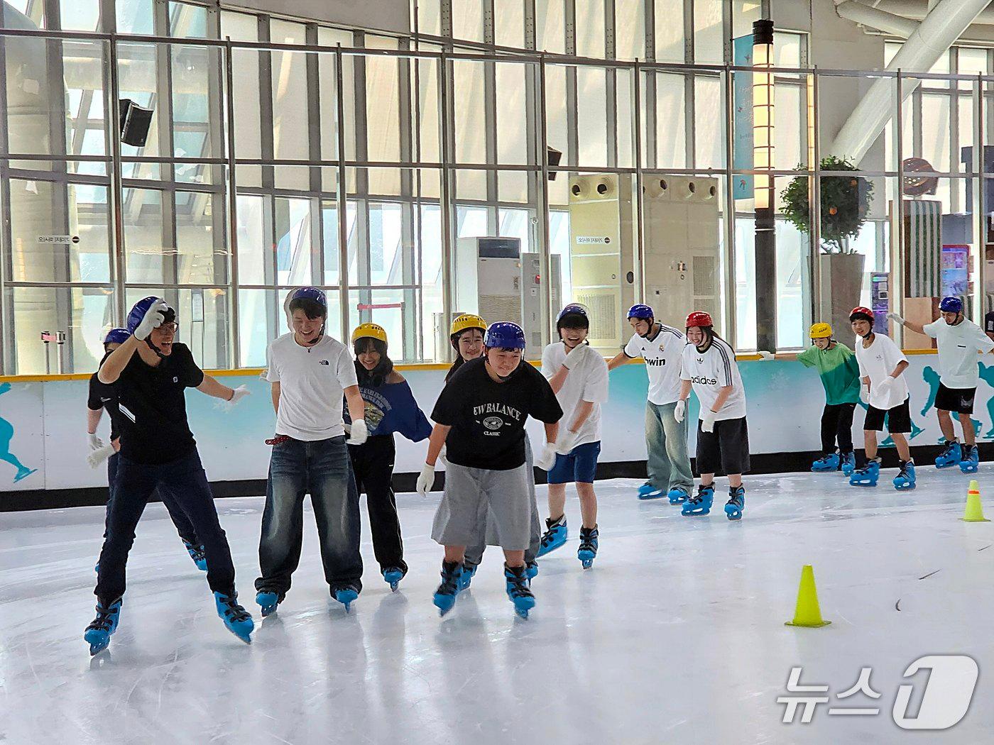 본문 이미지 - 신세계백화점 센텀시티 아이스링크에서 고객들이 스케이트를 타고 있다.(신세계 센텀시티 제공. 재판매 및 DB 금지)