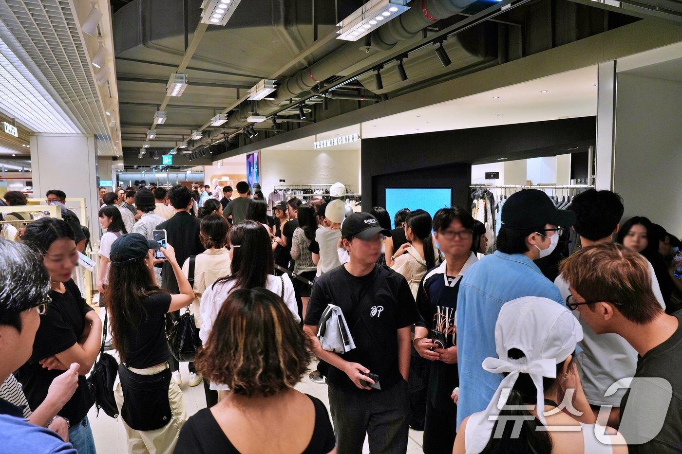 서울 중구 롯데백화점 본점 &#39;키네틱 그라운드&#39;에 고객들이 방문해 구경을 하고 있다. &#40;롯데쇼핑 제공. 재판매 및 DB 금지&#41; 2025.7.4/뉴스1