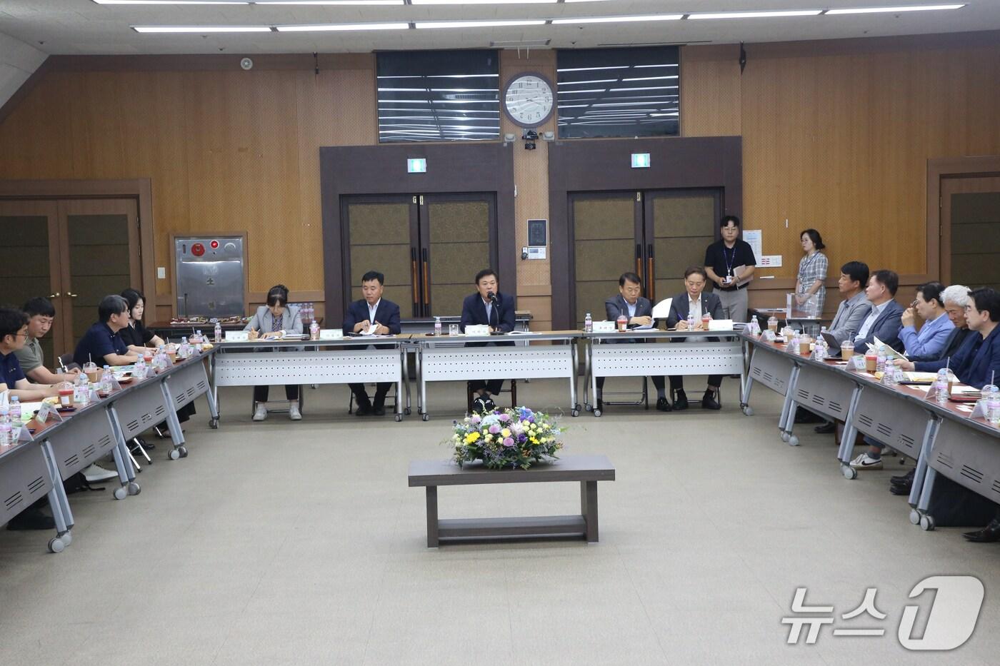 4일 이학수 전북 정읍시장이 기업인들과 간담회를 갖고 있다.&#40;정읍시 제공. 재판매 및 DB금지&#41;/뉴스1 