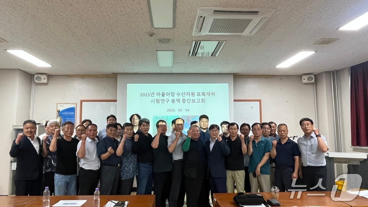 4일 전북 군산대에서 마을어장 수산자원 포획·채취 시험연구용역 중간보고회가 개최된 가운데 참석자들이 기념 촬영을 하고 있다.(전북도 제공. 재판매 및 DB금지)/뉴스1 