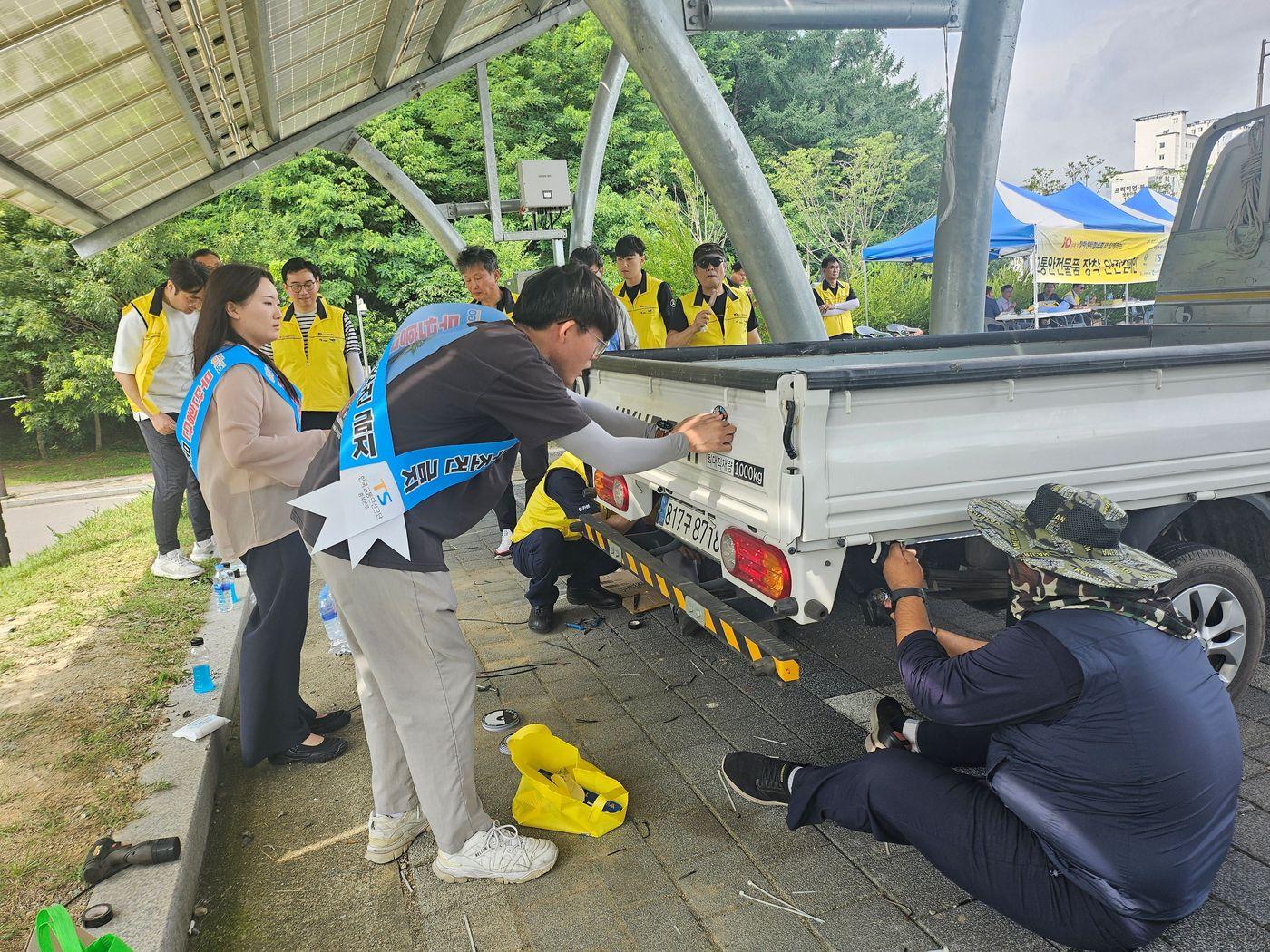 본문 이미지 - 한국교통안전공단 튜닝안전확인부품 장착 캠페인 모습.&#40;한국교통안전공단 제공&#41;