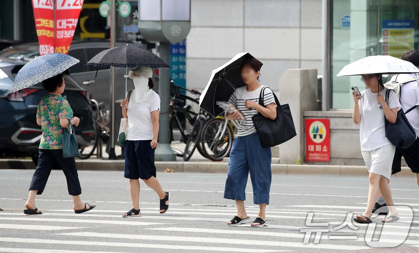 폭염이 일주일 넘게 이어진 4일 오후 대구 수성구 달구벌대로에서 시민들이 양산을 펼쳐 뙤약볕을 피하고 있다. (사진은 기사 내용과 무관함) 2025.7.4/뉴스1 ⓒ News1 공정식 기자