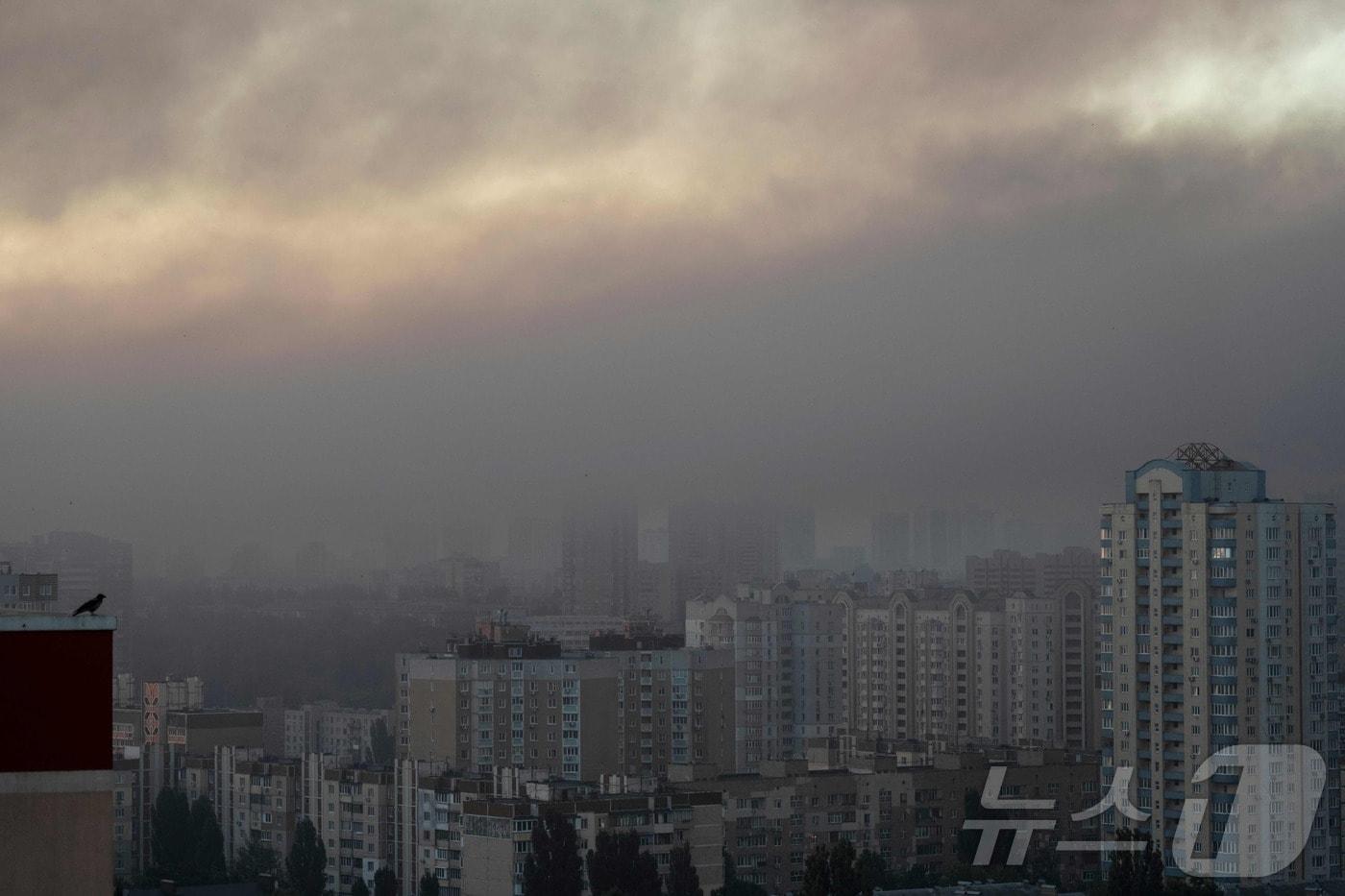 우크라이나 키이우에 러시아의 대규모 드론과 미사일 공격으로 연기가 피어올라 하늘이 뿌연 모습. ⓒ AFP=뉴스1 ⓒ News1 김지완 기자