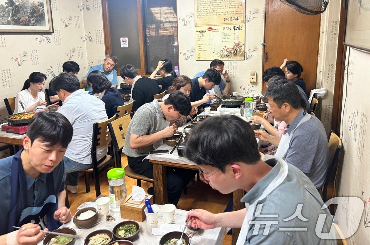 본문 이미지 - 광주시 자치행정국 5개 부서 직원 100여명이 4일 &#39;골목상권 살리기&#39;의 일환으로 골목형상점가 식당에서 식사를 하고 있다. &#40;광주시 제공. 재판매 및 DB 금지&#41; 