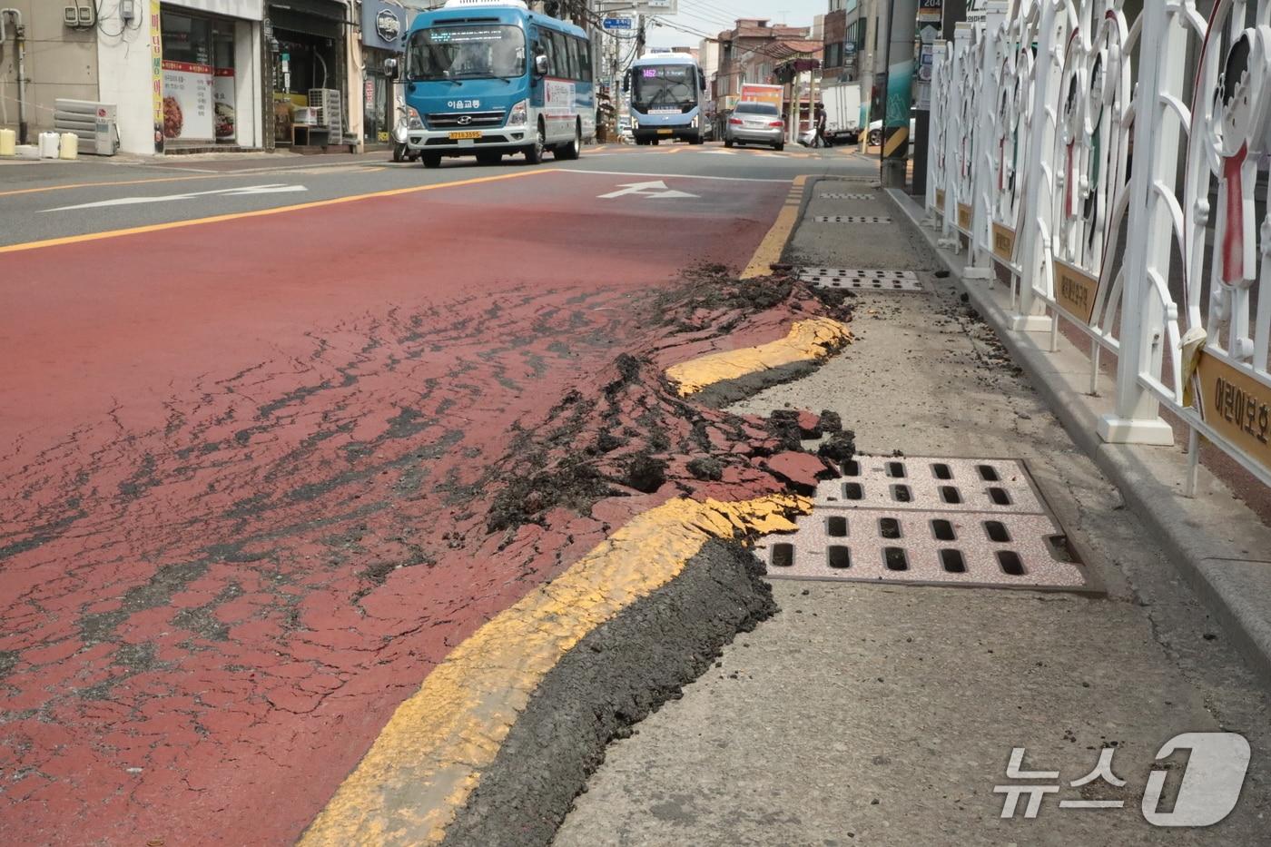 4일 울산 북구 농소초등학교 앞 버스정류장 도로변. 도로의 아스팔트가 마치 녹은 아이스크림처럼 밀려나 있다.2025.7.4./뉴스1 김세은 기자