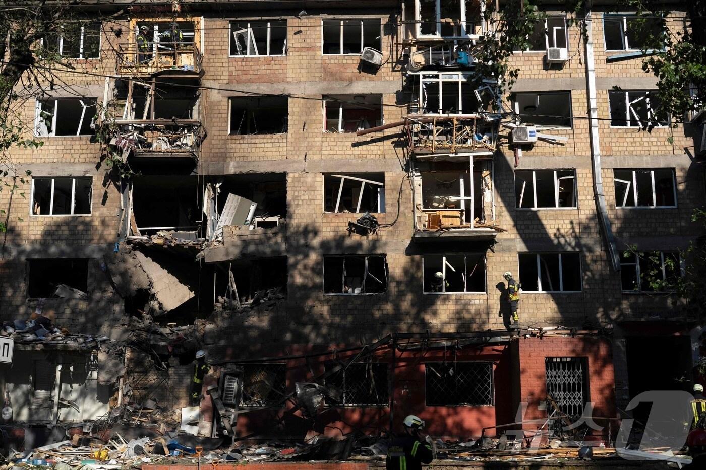 우크라이나 키이우의  건물이 러시아의 대규모 드론 공격과 미사일 공습으로 파손된 모습. 2025.07.04. ⓒ AFP=뉴스1 ⓒ News1 권영미 기자