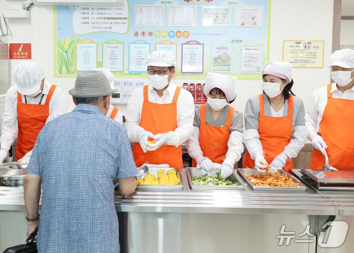 본문 이미지 - 노인 배식봉사하는 김홍규 강릉시장.&#40;강릉시 제공, 재판매 및 DB 금지&#41; 2025.7.4/뉴스1