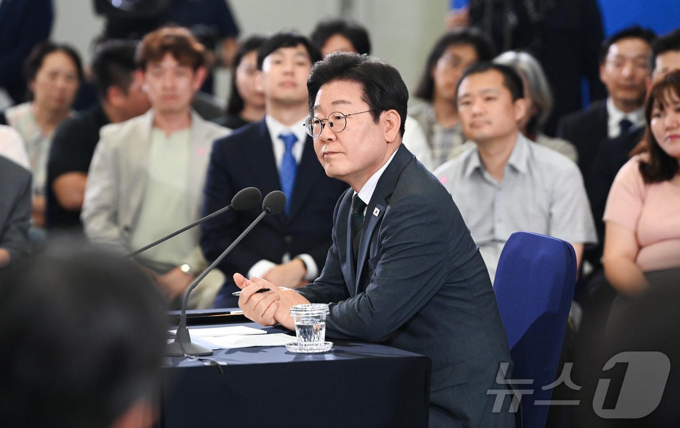 이재명 대통령이 4일 대전컨벤션센터에서 타운홀 미팅 형식으로 열린 &#39;국민소통 행보 2탄, 충청의 마음을 듣다&#39;에서 취재진의 질문을 듣고 있다. &#40;대전충남사진공동취재단&#41; 2025.7.4/뉴스1 ⓒ News1 김기태 기자