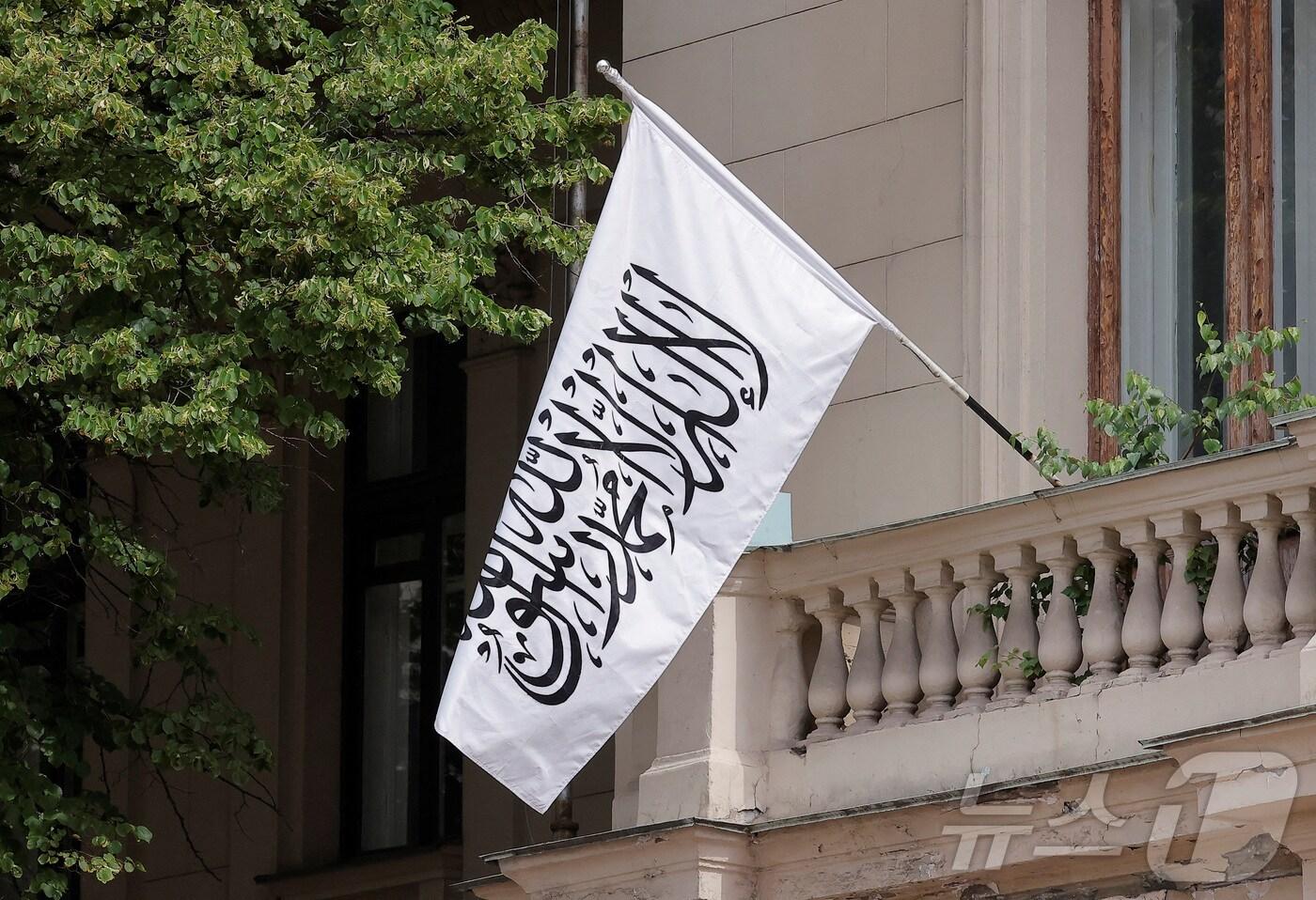 러시아가 3일&#40;현지시간&#41; 아프가니스탄의 탈레반 정부를 공식 인정했다. 모스크바에 있는 아프간 대사관에도 탈레반이 채택한 국기가 걸려있다. 2025. 07. 03. ⓒ 로이터=뉴스1 ⓒ News1 양은하 기자