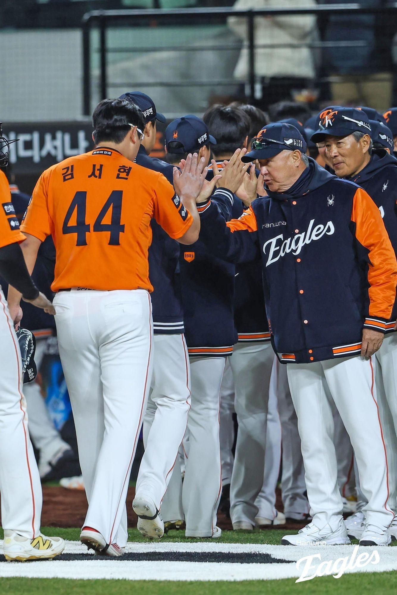 본문 이미지 - 김경문 한화 이글스 감독(오른쪽)과 마무리 투수 김서현. (한화 이글스 제공)
