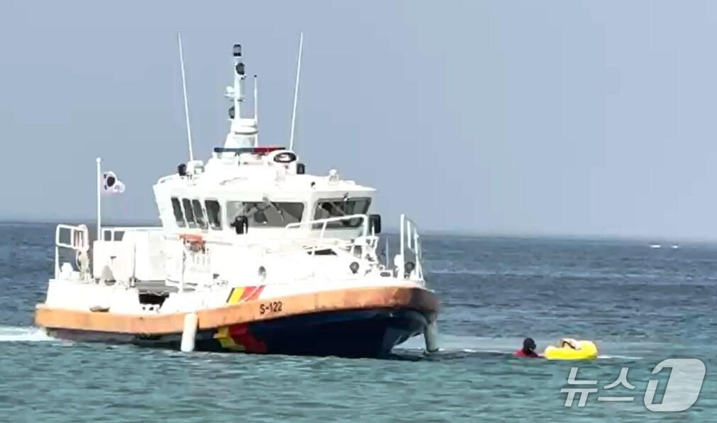 본문 이미지 - 4일 강원 고성 화진포 해상 물놀이객 표류 사고.(속초해경 제공, 재판매 및 DB 금지) 2025.7.4/뉴스1
