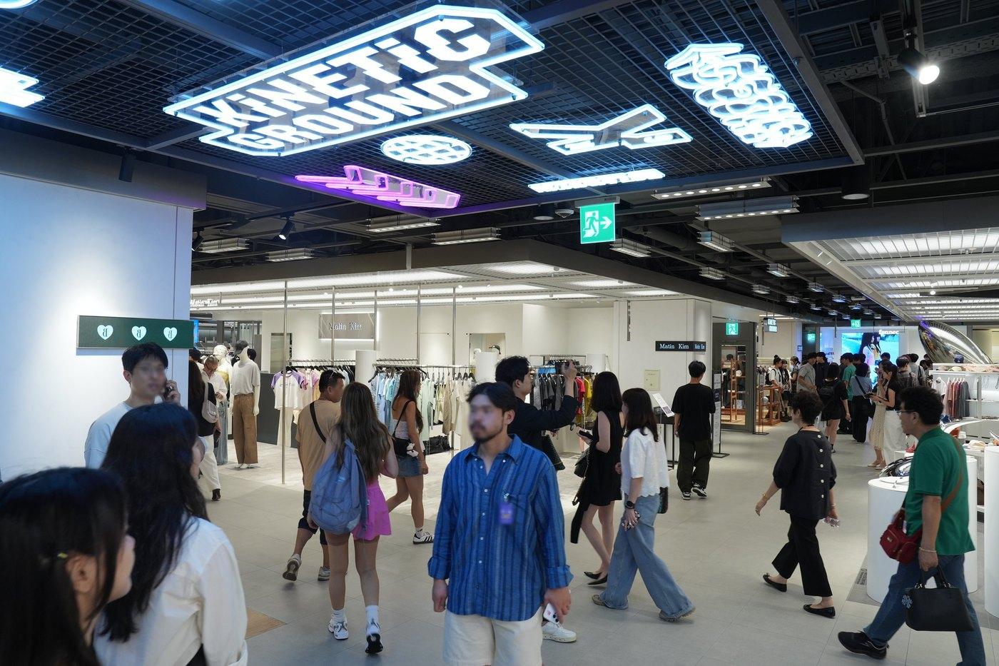 4일 서울시 중구 소공동에 위치한 본점 9층 &#39;키네틱 그라운드&#39;에 고객이 방문해 구경하고 있다&#40;롯데백화점 제공&#41;.