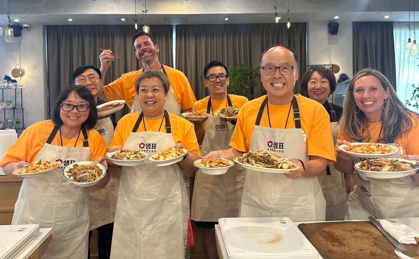 샘표 본사 1층 &#39;우리맛공간&#39;에서 한국어진흥재단과 함께 한국어를 제2외국어로 채택하거나 한국어반 신설을 고려 중인 미국 교장단이 한식 요리를 직접 체험했다.&#40;샘표 제공&#41;