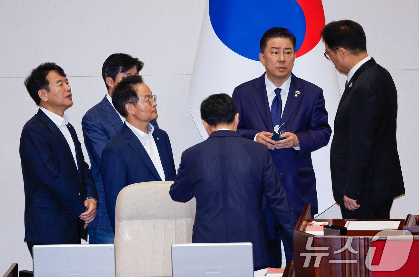 김병기 더불어민주당 대표 직무대행 겸 원내대표가 4일 오후 서울 여의도 국회에서 제426회국회&#40;임시회&#41; 제5차 본회의 개의가 지연되는 가운데 우원식 의장석으로 가 대화하고 있다. 왼쪽부터 문진석 원내수석부대표, 박상혁 수석대변인, 허영 원내정책수석부대표, 김민기 국회 사무총장, 김 직무대행, 우 의장. 2025.7.4/뉴스1 ⓒ News1 안은나 기자