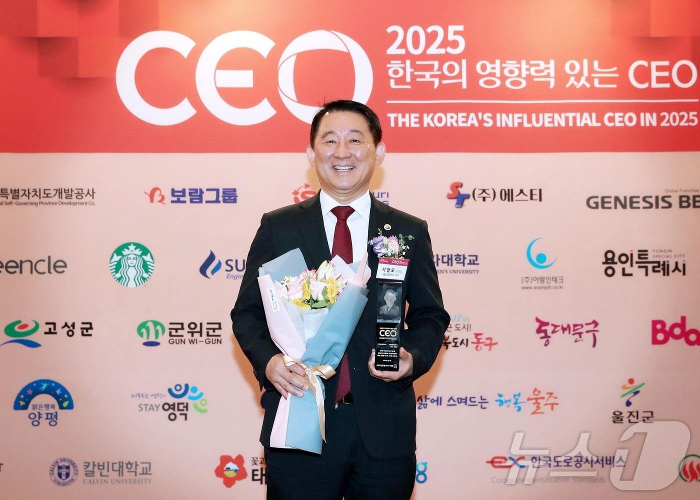 본문 이미지 - 서철모 대전 서구청장이 4일 더 플라자 호텔 서울에서 열린 '한국의 영향력있는 CEO'에 선정돼 기념촬영 하고 있다. 서 청장은 지방정부로서 실행하기 쉽지 않은 정책에 과감히 도전하고, 이를 실질적인 성과로 이어낸 점에서 높은 평가를 받아 지역혁신경영 부문 수상자로 선정됐다. 2025.7.4/뉴스1 ⓒ News1 김기태 기자