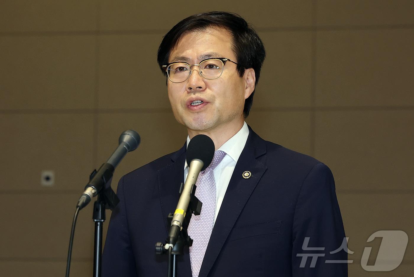 본문 이미지 - 여한구 산업통상자원부 통상교섭본부장이 4일 미국과의 통상 협의를 위해 인천국제공항 제2터미널을 통해 출국하기에 앞서 취재진 질문에 답하고 있다. 2025.7.4 ⓒ 뉴스1 김진환 기자